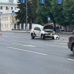Дрифтер на Mercedes разбился о такси на Тверском проспекте
